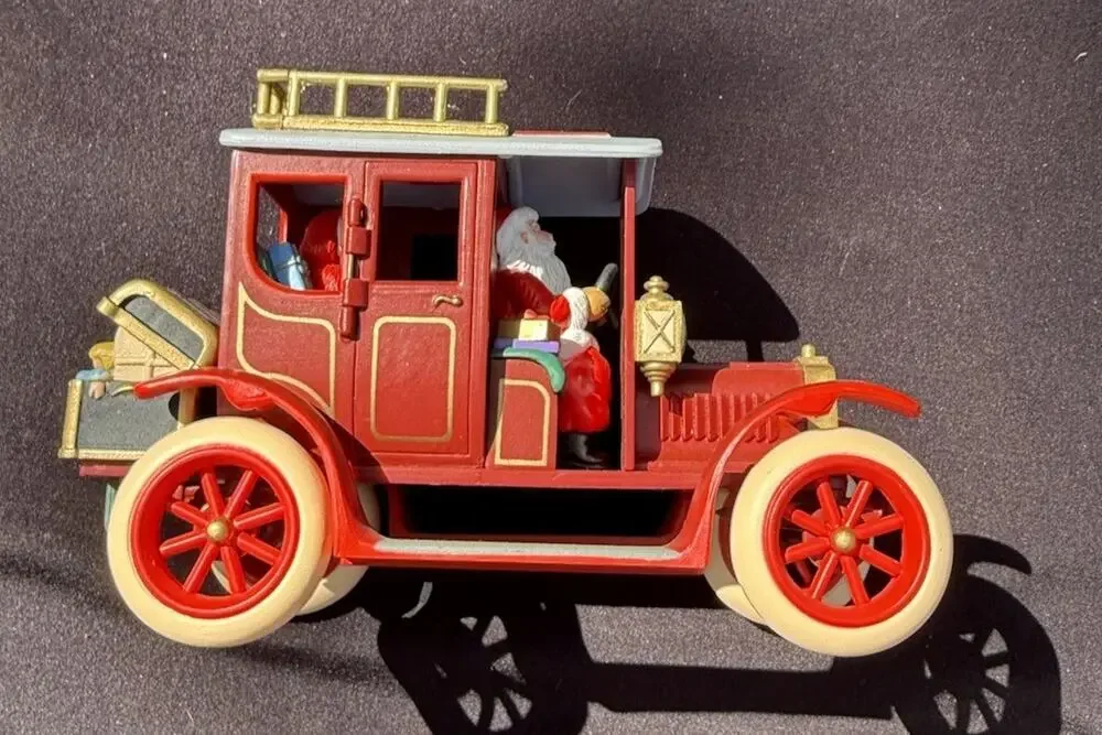 1993 Shopping With Santa Hallmark Ornament No Box EUC -LO10